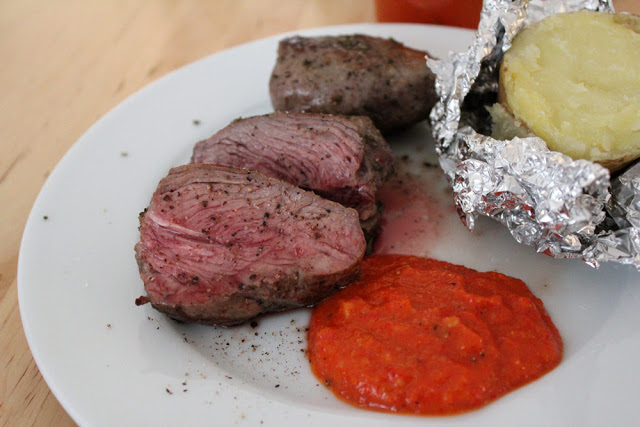 rosa gebratene Lammhüfte mit frischem, selbstgemachtem Ajvar und Kartoffeln