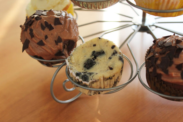 Oreo-Cupcakes und Schokoladen-Cupcakes auf einem Cupcake-Ständer
