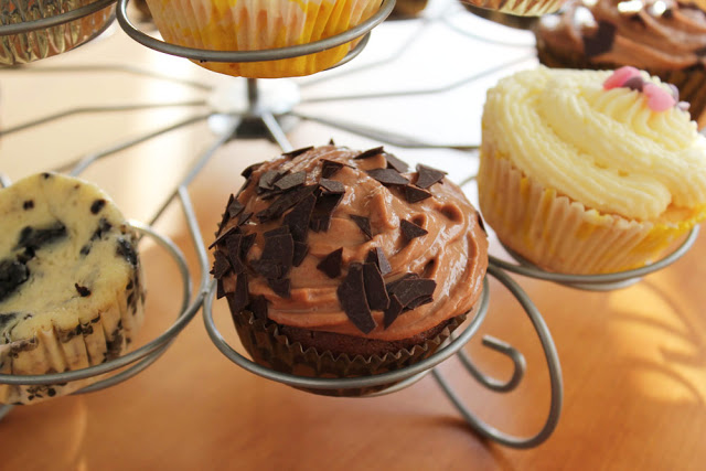 verschiedene Cupcakes auf einem Ständer