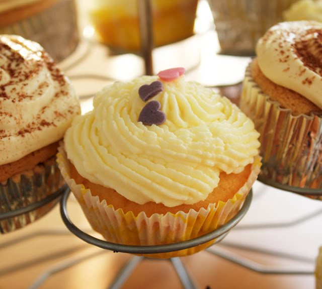 Vanille-Cupcakes auf einem Cupcake-Ständer