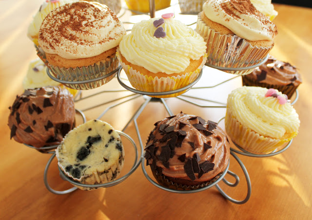 bunt gemischte Cupcakes auf einem Cupcake-Ständer