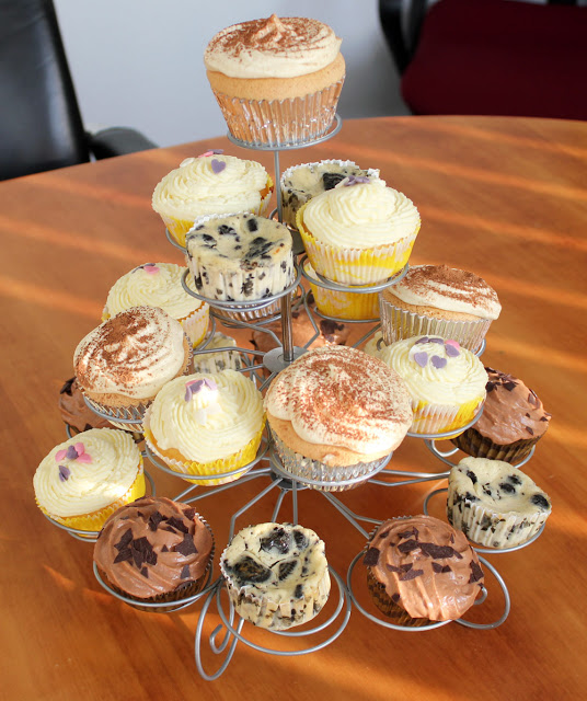 vier Sorten Cupcakes auf einem Cupcake-Ständer