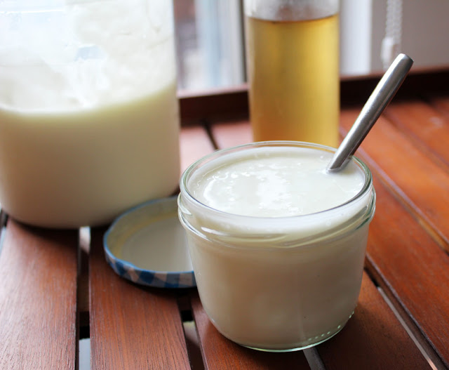 frischer Naturjoghurtt und Vanillesirup - beides hausgemacht