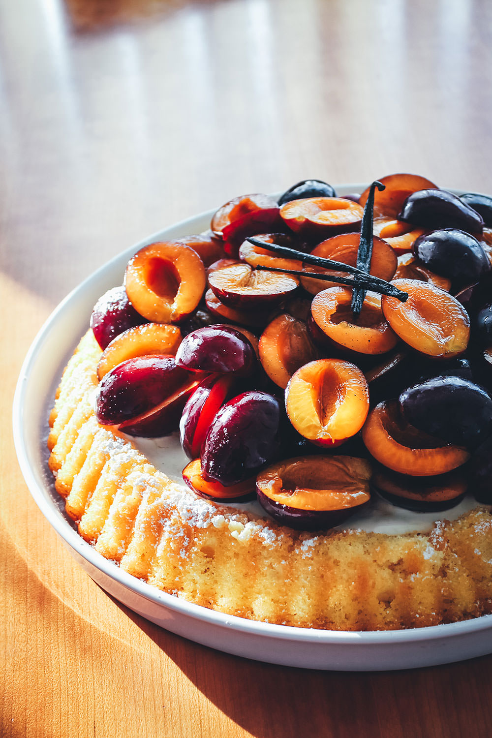 Rezept für saftigen Marzipan-Pflaumen-Kuchen. Mit einem unkomplizierten Boden, der nur aus Marzipan und Ei besteht, getoppt von Crème fraîche, Zwetschgen und Vanillesirup | moeyskitchen.com