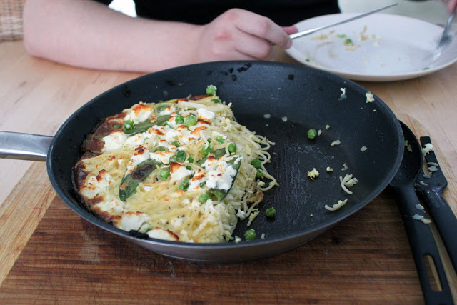 frische Frittata mit Erbsen, Zuckerschoten, Feta und Spaghetti aus der Pfanne
