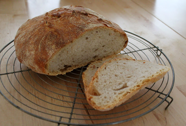 der Anschnitt des frisch gebackenen No-Knead Brots