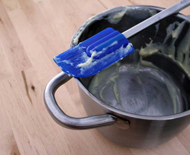 der leere Topf nach dem Kochen des Vanillepuddings