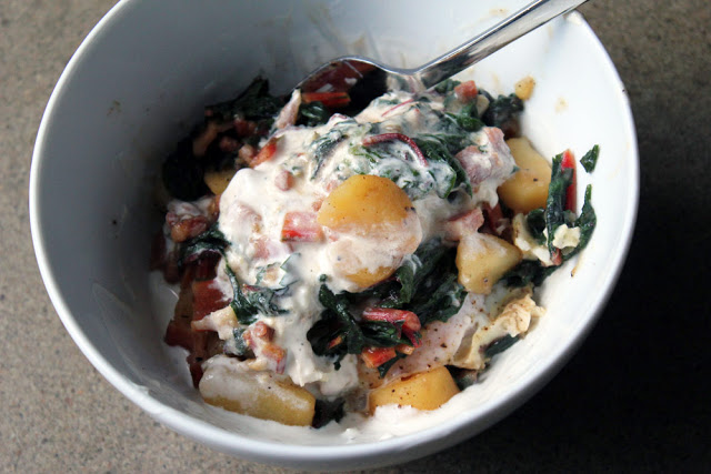 Mangoldpfanne mit Kartoffeln, Ei und Knoblauchjoghurt