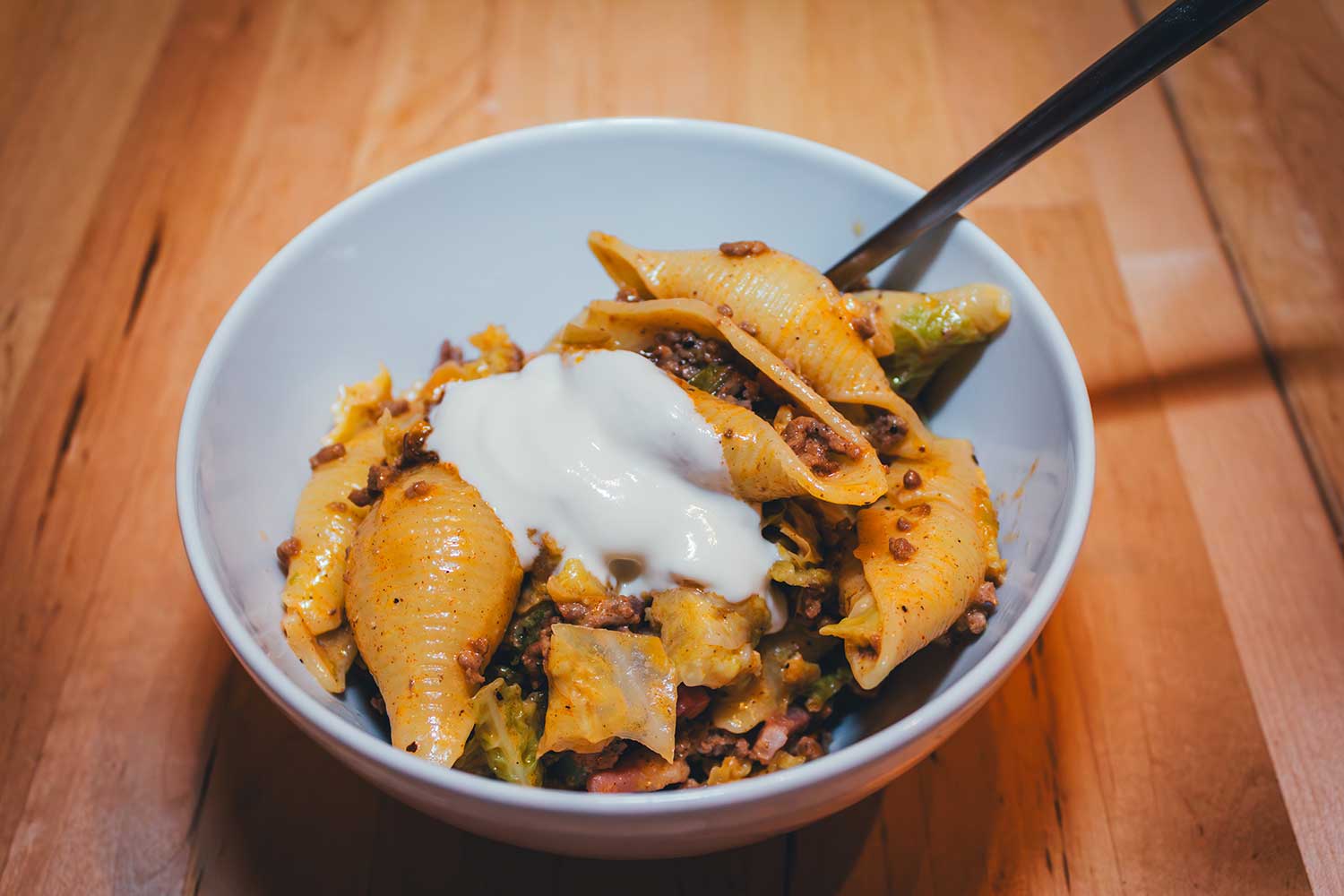 Deftige Wirsing-Hack-Pasta mit Muschelnudeln