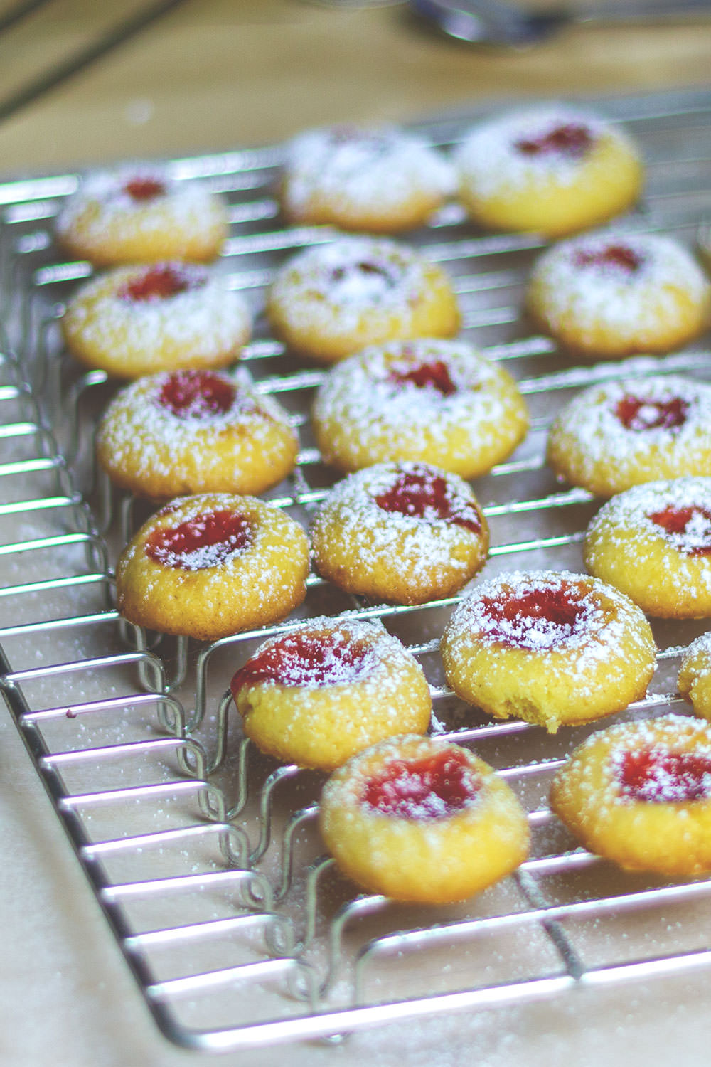 Engelsaugen / Thumbprint Cookies / Husarenkrapfen | Rezept für leckere Weihnachtsplätzchen | moeyskitchen.com