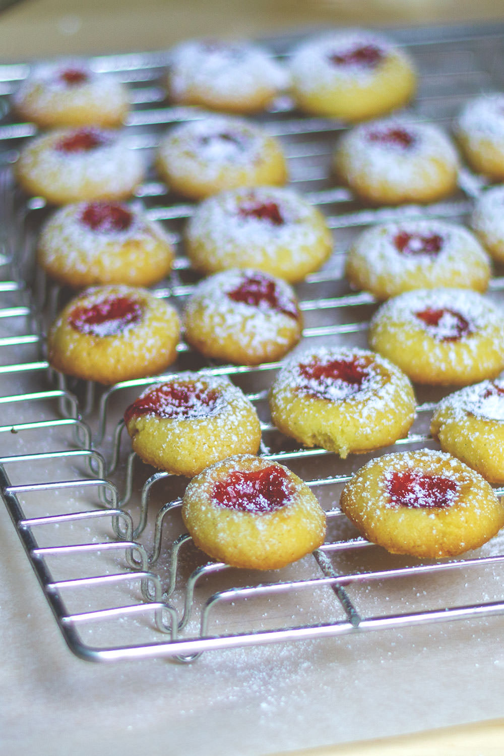 Engelsaugen / Thumbprint Cookies / Husarenkrapfen | Rezept für leckere Weihnachtsplätzchen | moeyskitchen.com