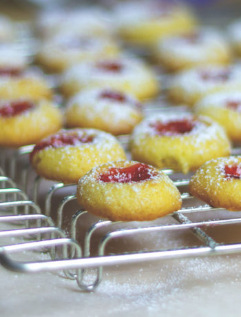 Engelsaugen / Thumbprint Cookies / Husarenkrapfen | Rezept für leckere Weihnachtsplätzchen | moeyskitchen.com