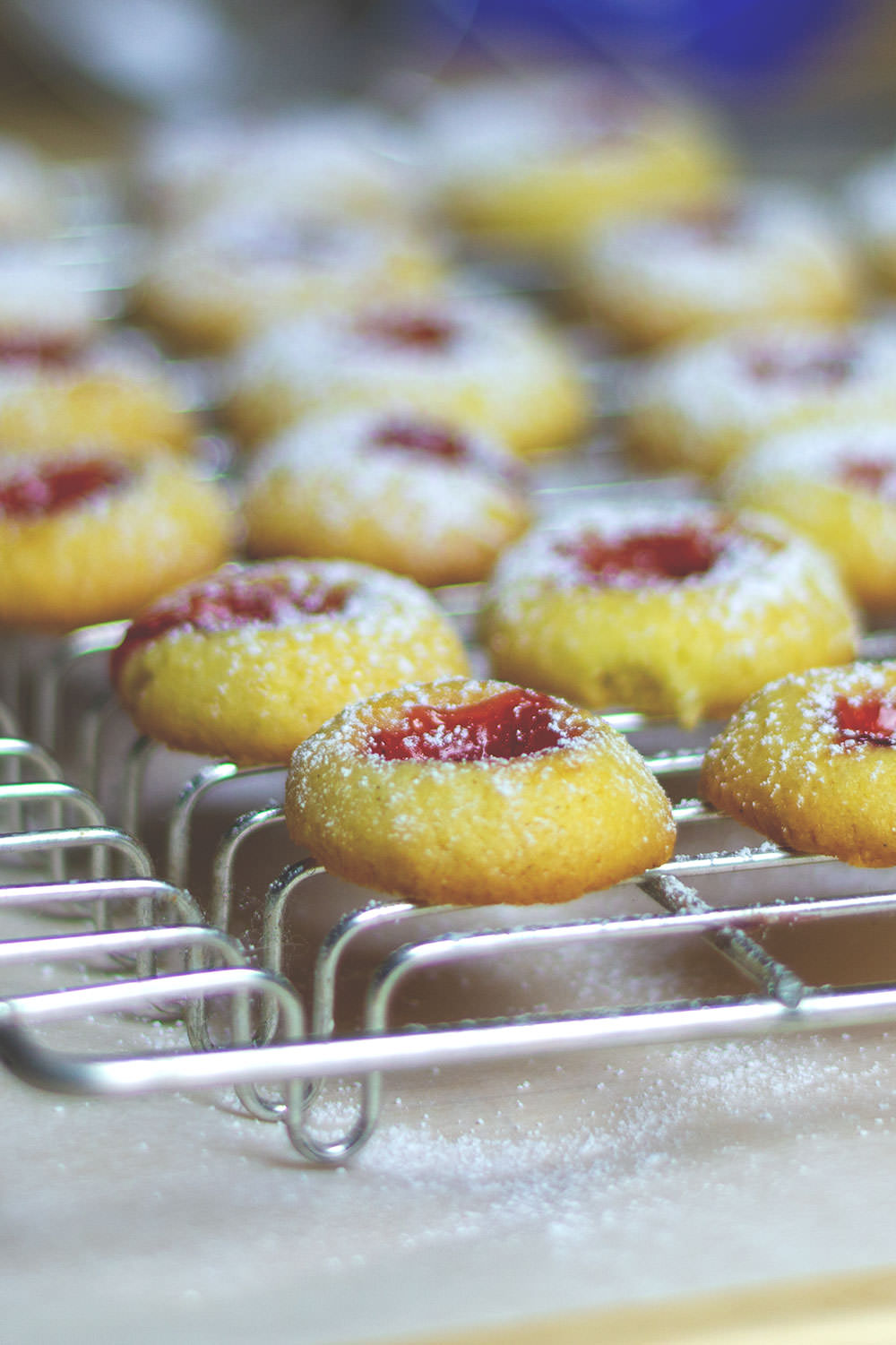 Engelsaugen / Thumbprint Cookies / Husarenkrapfen | Rezept für leckere Weihnachtsplätzchen | moeyskitchen.com
