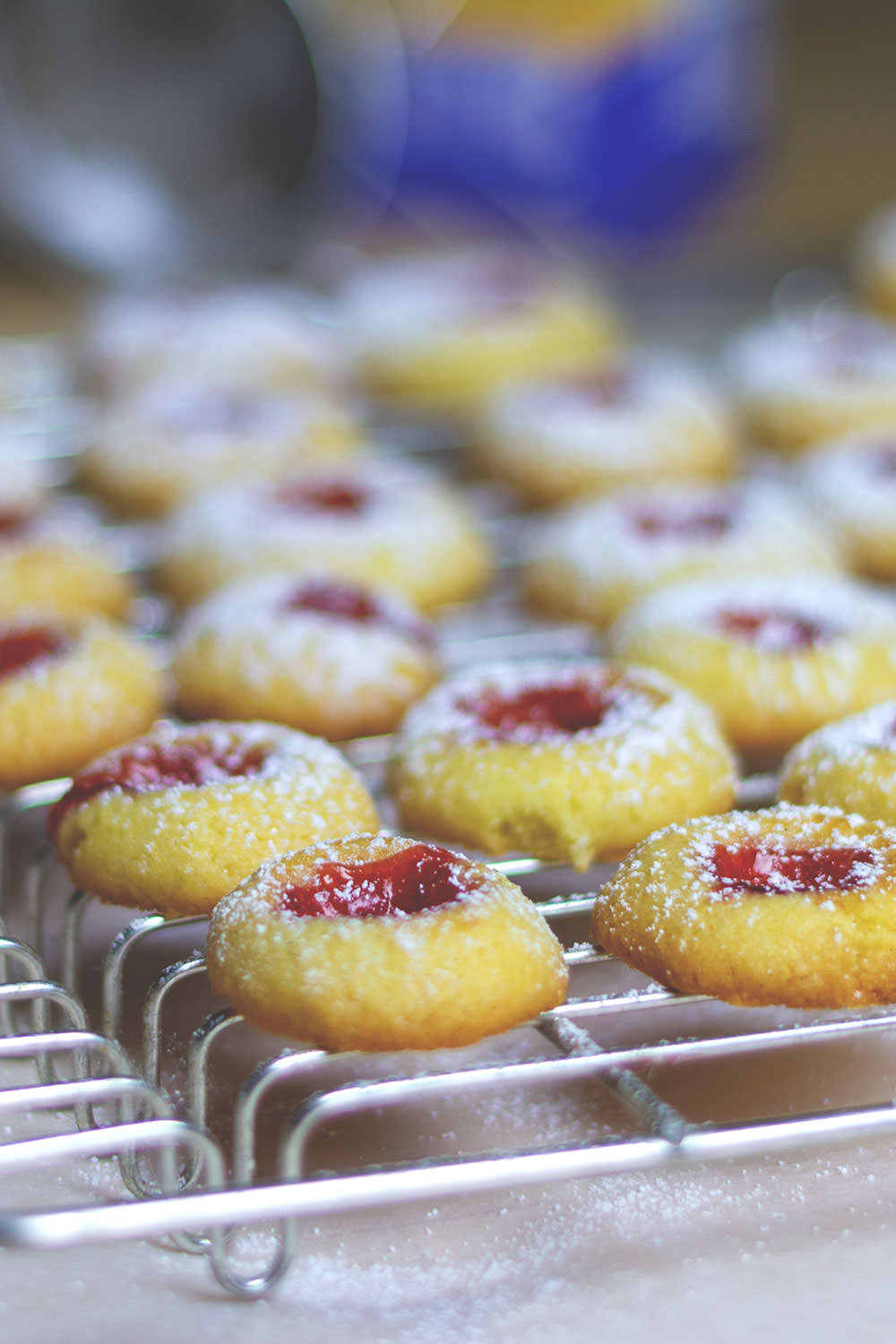 Engelsaugen / Thumbprint Cookies / Husarenkrapfen | Rezept für leckere Weihnachtsplätzchen | moeyskitchen.com