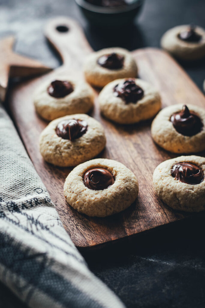 Einfache Haselnussplätzchen mit Nuss-Nougat-Creme | moeyskitchen.com
