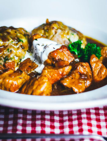 Rezept für saftiges Malzbiergulasch mit selbst gemachten Semmelknödeln | Gulasch-Rezept für Herbst und Winter | moeyskitchen.com