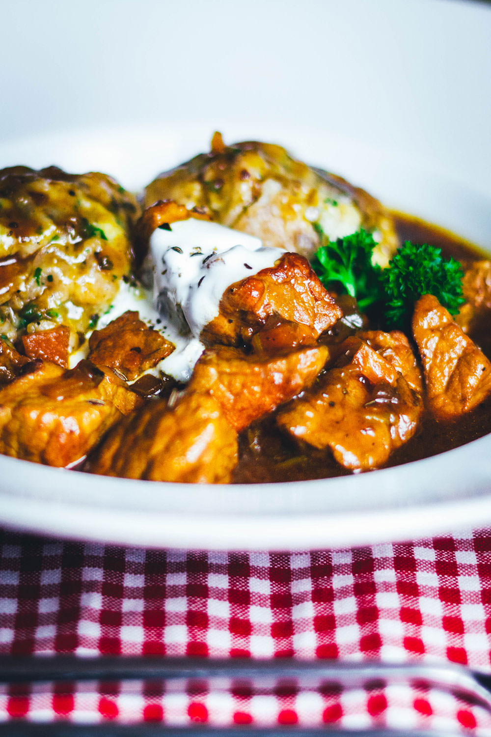Rezept für saftiges Malzbiergulasch mit selbst gemachten Semmelknödeln | Gulasch-Rezept für Herbst und Winter | moeyskitchen.com