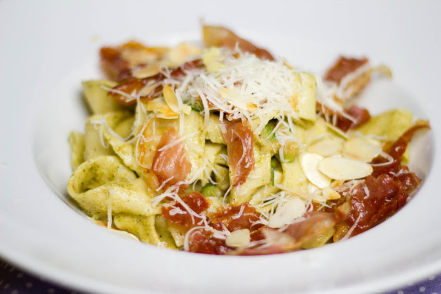 frische, hausgemachte Pasta mit Mandel-Nuss-Pest, Parmaschinken und Parmesan
