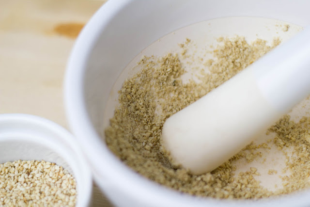 geröstetet Sesam für Tahina-Paste wird gemörsert