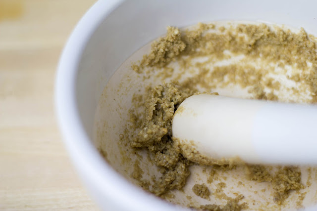 selbst gemachte Tahina-Paste aus dem Mörser