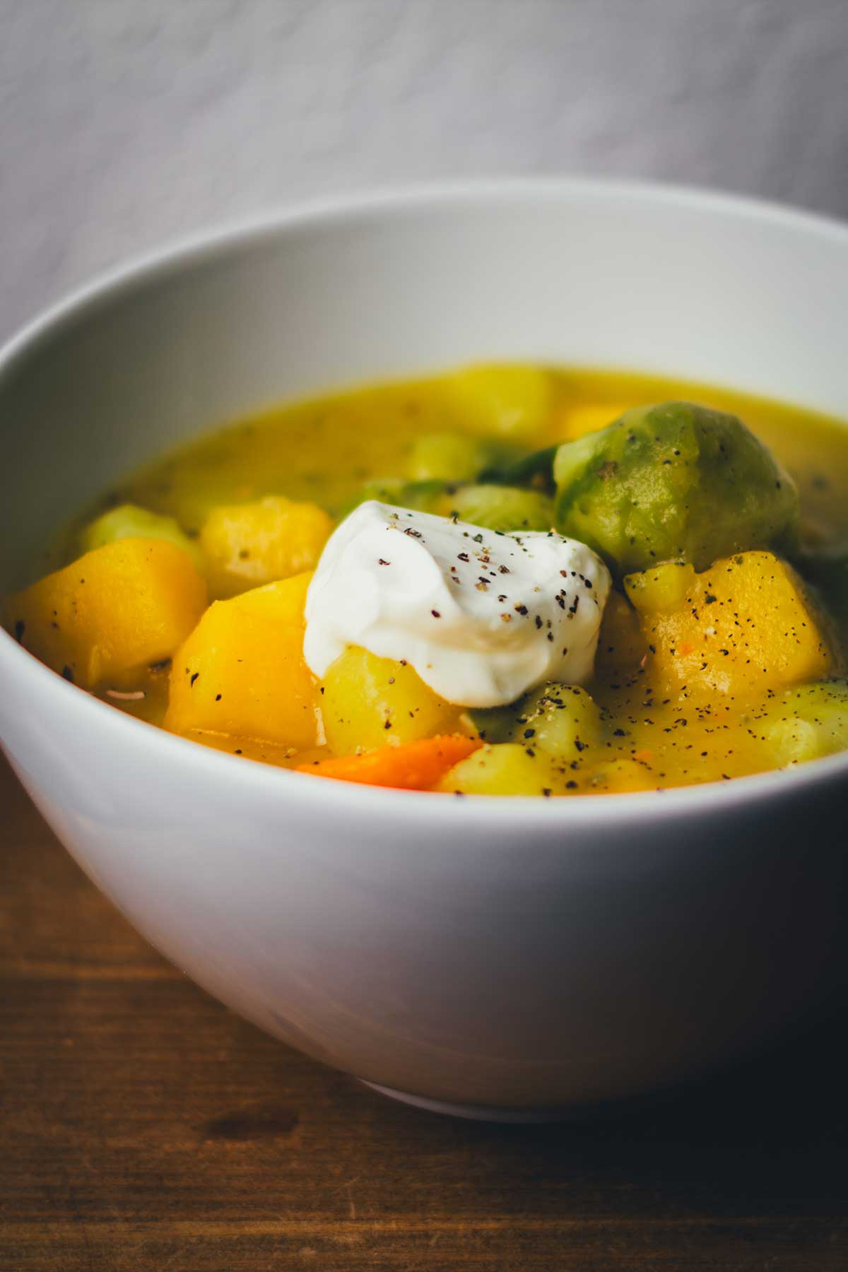 Ein einfaches Rezept für Steckrüben-Eintopf mit Kartoffeln und Rosenkohl – herzhaft, wärmend und perfekt für den Winter | moeyskitchen.com