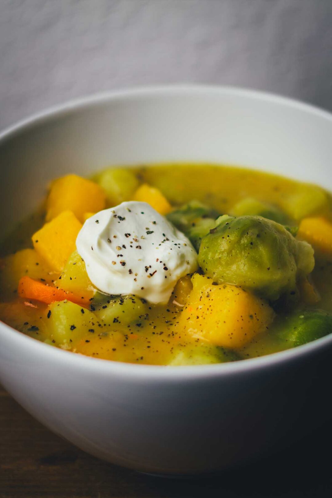 Ein einfaches Rezept für Steckrüben-Eintopf mit Kartoffeln und Rosenkohl – herzhaft, wärmend und perfekt für den Winter | moeyskitchen.com