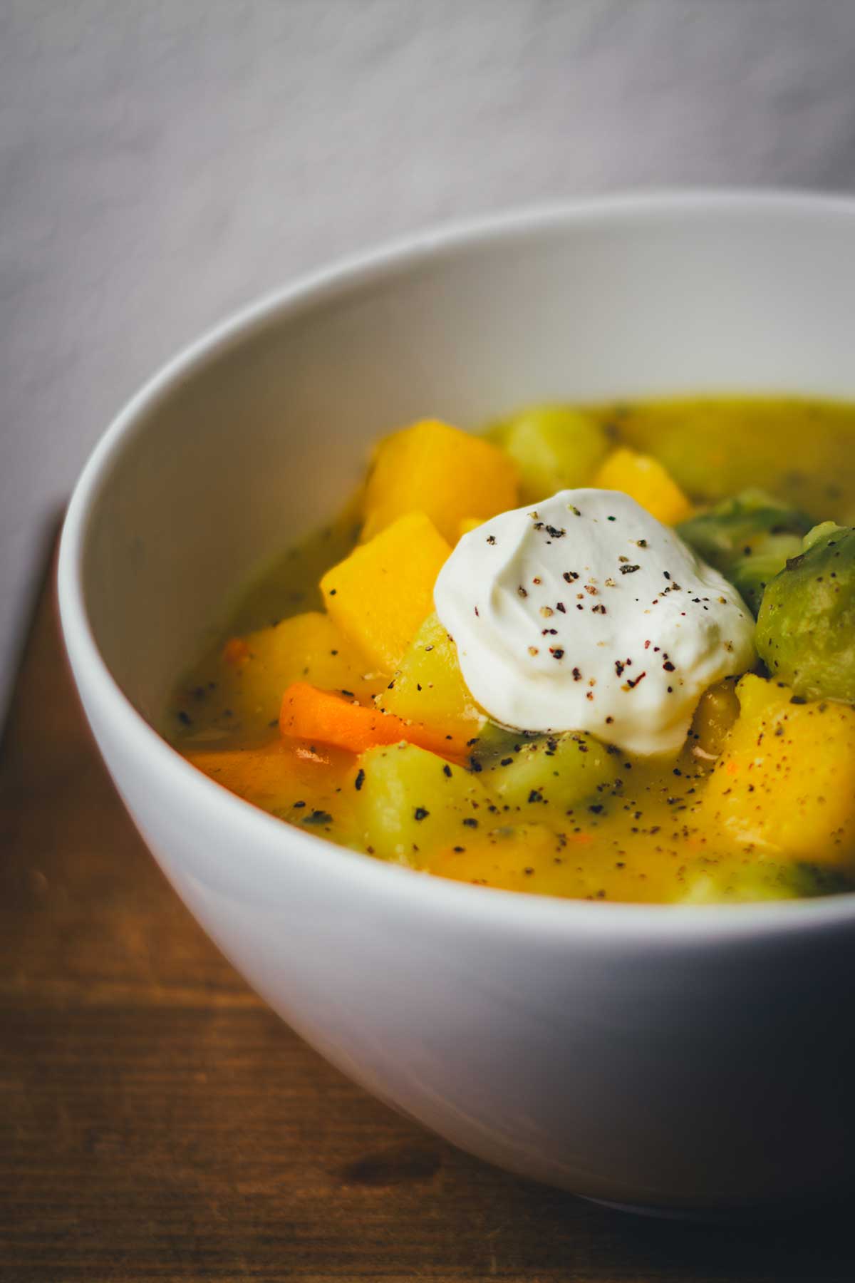 Ein einfaches Rezept für Steckrüben-Eintopf mit Kartoffeln und Rosenkohl – herzhaft, wärmend und perfekt für den Winter | moeyskitchen.com