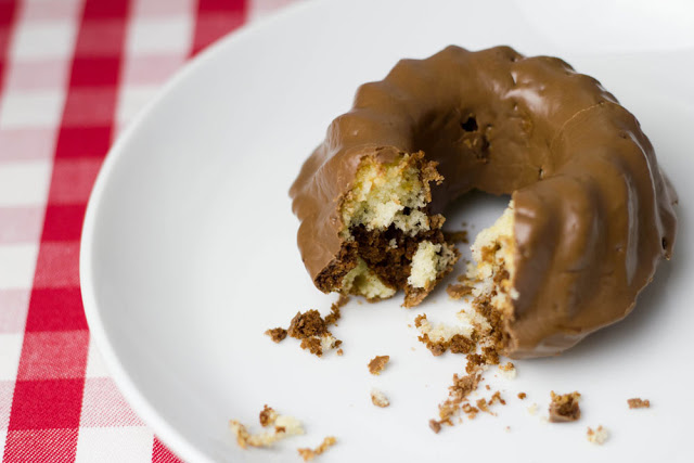 frisch gebackener Marmorkuchen mit Schokoglasur