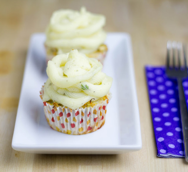 zwei herzhafte Cupcakes mit Hackfleischfüllung und Kartoffelbrei als Frosting