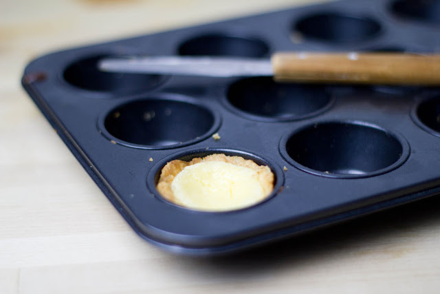 Mini-Törtchen mit Mürbeteig und Zitronenfüllung aus dem Mini-Muffinblech