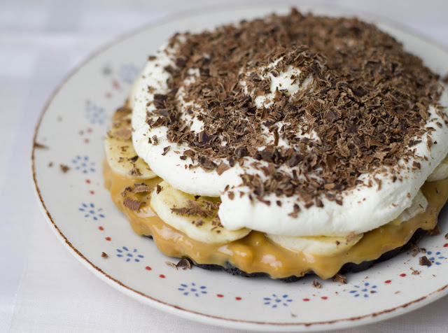 Rezept für köstliche Banoffee-Pies mit Oreo-Boden und Karamellcreme cremige Banoffee-Pies mit Oreos, Karamell, Bananen, Sahne und Schokolade