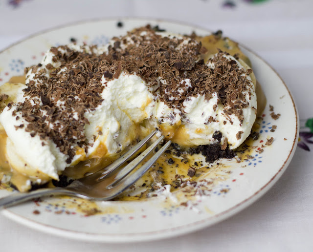 Rezept für köstliche Banoffee-Pies mit Oreo-Boden und Karamellcreme Törtchen mit Oreoboden, Sahne, Bananen, Karamellcreme und Schokolade