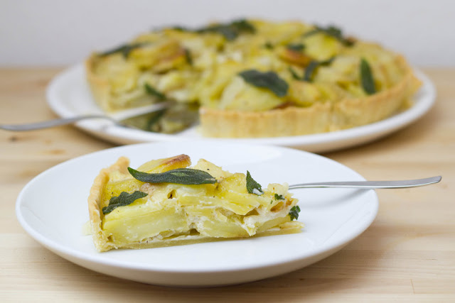 angeschnittene Tarte mit Bratkartoffeln