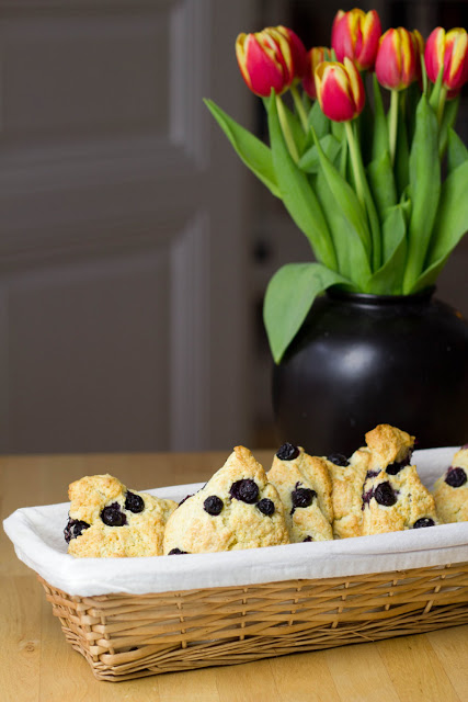 Rezept für Blueberry-Cream-Scones mit Clotted Cream und Marmelade zum Sonntagsfrühstück frisch gebackene Scones mit Heidelbeeren und Sahne auf dem Frühstückstisch