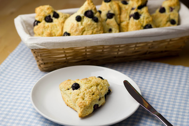 Rezept für Blueberry-Cream-Scones mit Clotted Cream und Marmelade zum Sonntagsfrühstück frisch gebackene Scones mit Blaubeeren und Sahne auf dem Frühstückstisch