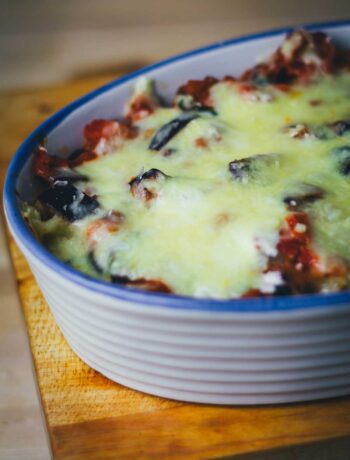 Rezept für gefüllte Muschelnudeln mit Auberginen und Tomatensauce. Conchiglie mal nicht mit Spinat – einfacher und herzhafter Nudelauflauf mit Schmand und Käse überbacken | moeyskitchen.com