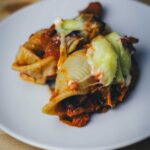 Rezept für gefüllte Muschelnudeln mit Auberginen und Tomatensauce. Conchiglie mal nicht mit Spinat – einfacher und herzhafter Nudelauflauf mit Schmand und Käse überbacken | moeyskitchen.com