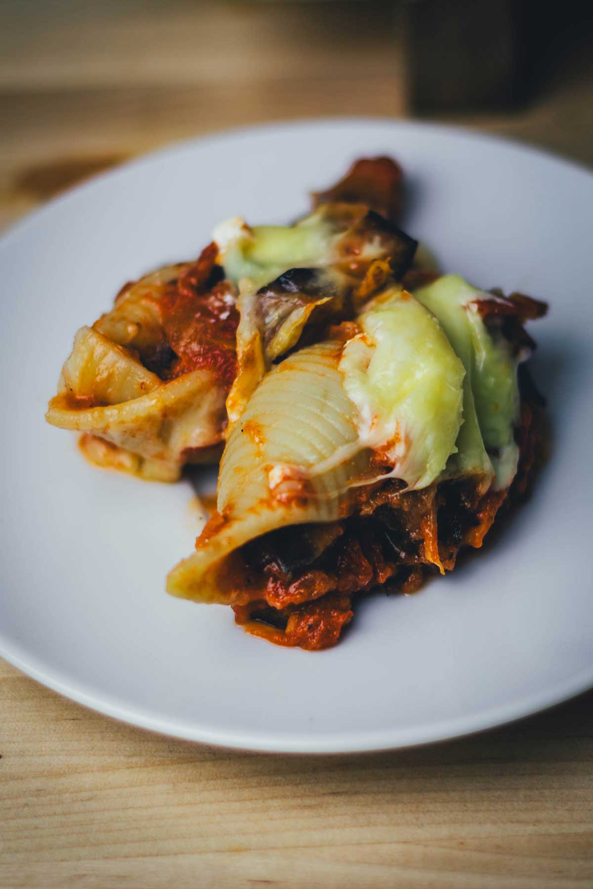 Rezept für gefüllte Muschelnudeln mit Auberginen und Tomatensauce. Conchiglie mal nicht mit Spinat – einfacher und herzhafter Nudelauflauf mit Schmand und Käse überbacken | moeyskitchen.com