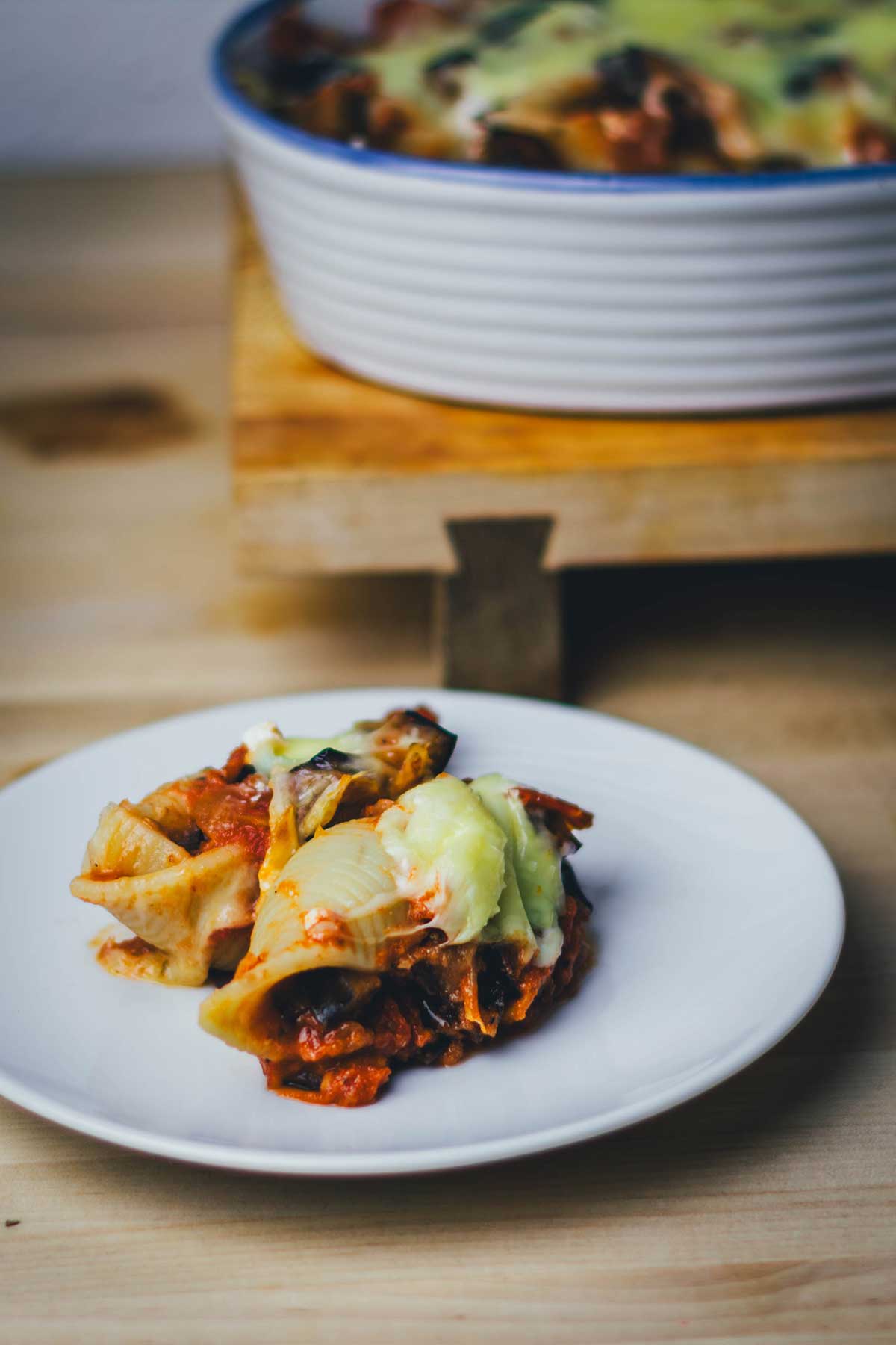 Rezept für gefüllte Muschelnudeln mit Auberginen und Tomatensauce. Conchiglie mal nicht mit Spinat – einfacher und herzhafter Nudelauflauf mit Schmand und Käse überbacken | moeyskitchen.com