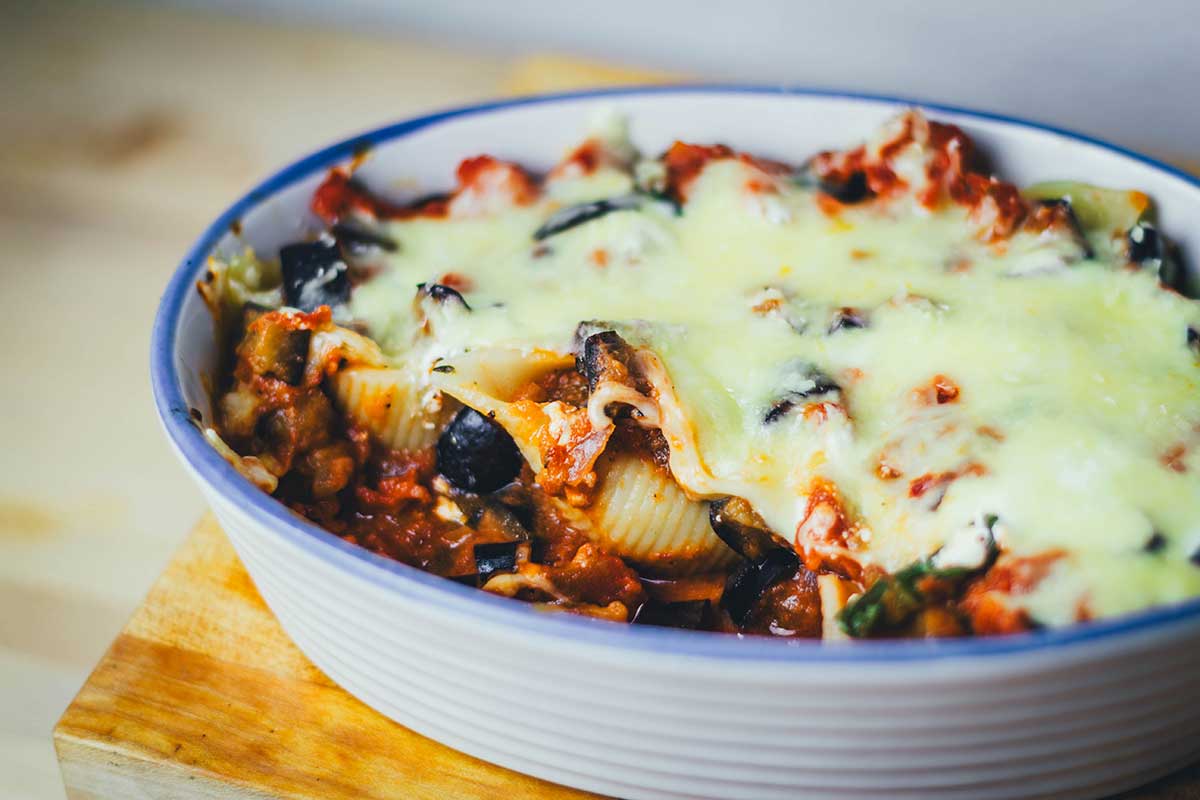 Rezept für gefüllte Muschelnudeln mit Auberginen und Tomatensauce. Conchiglie mal nicht mit Spinat – einfacher und herzhafter Nudelauflauf mit Schmand und Käse überbacken | moeyskitchen.com