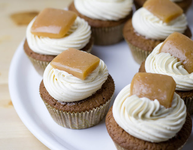 Rezept für Schoko-Cupcakes mit Salzkaramell-Buttercreme und selbst gemachten Sahnekaramellen Cupcakes mit Schokolade, Buttercreme mit Salzkaramell und Karamellbonbons