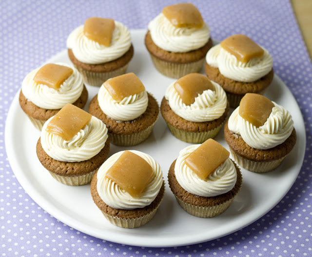 Rezept für Schoko-Cupcakes mit Salzkaramell-Buttercreme und selbst gemachten Sahnekaramellen frisch gemachte Schokoladen-Cupcakes mit Buttercreme und Karamellen
