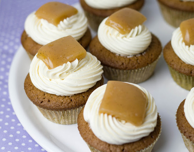 Rezept für Schoko-Cupcakes mit Salzkaramell-Buttercreme und selbst gemachten Sahnekaramellen köstliche schokoladige Cupcakes mit Buttercreme-Frosting und Karamellbonbons
