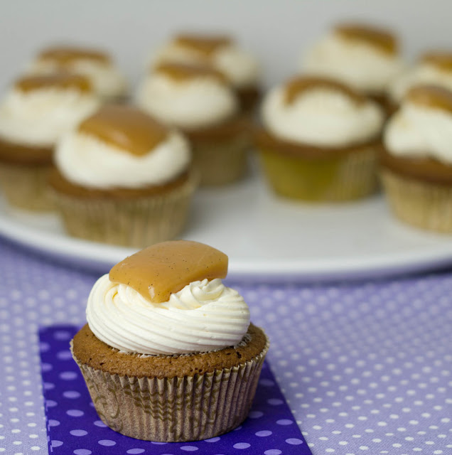 Rezept für Schoko-Cupcakes mit Salzkaramell-Buttercreme und selbst gemachten Sahnekaramellen frisch gebackene Schokoladen-Cupcakes mit Buttercreme und Karamellbonbons