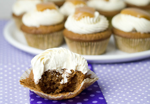 Rezept für Schoko-Cupcakes mit Salzkaramell-Buttercreme und selbst gemachten Sahnekaramellen Schokoladencupcake mit saftiger Buttercreme und selbst gemachten Sahnekaramellen