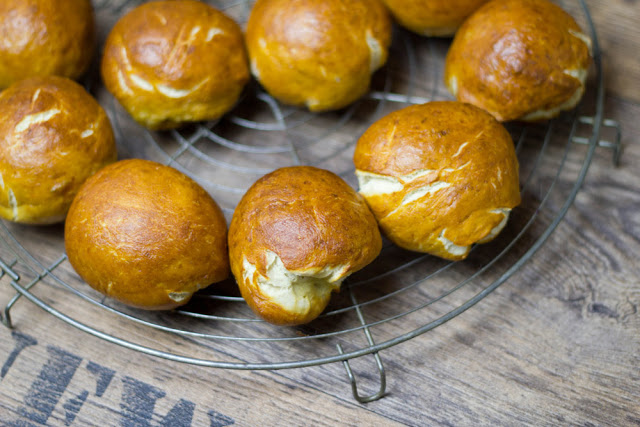 Rezept für selbst gebackene Laugenbrötchen mit vier verschiedenen Dips frisch gebackene Laugenbrötchen