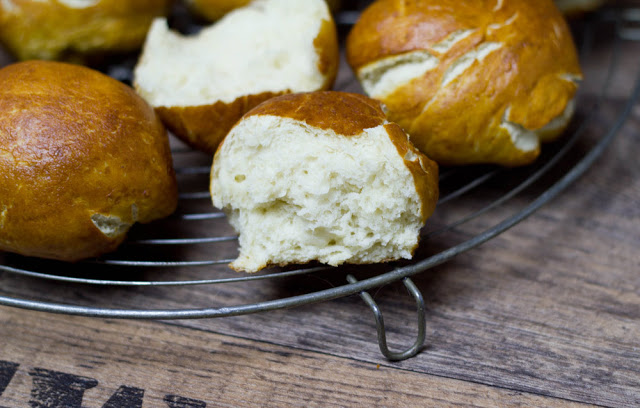 Rezept für selbst gebackene Laugenbrötchen mit vier verschiedenen Dips frische, selbst gemachte Laugenbrötchen