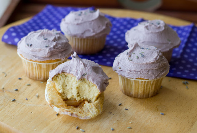 frisch gebackene Cupcakes mit Lavendel