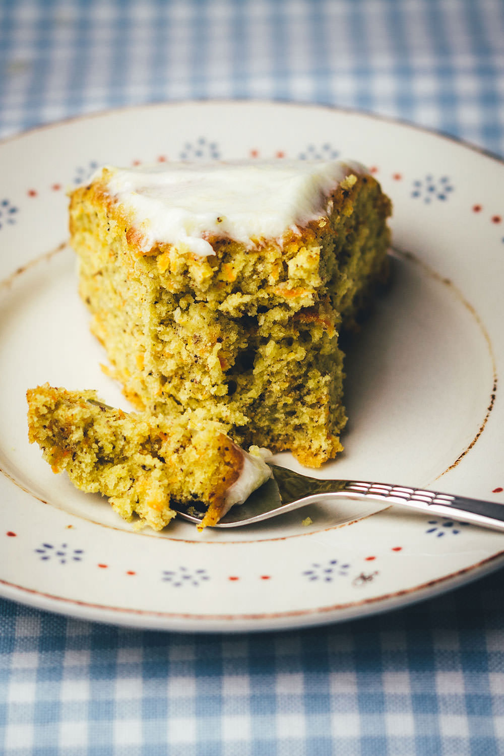 Rezept für saftigen Möhrenkuchen mit Frischkäse-Frosting | leckerer Carrot Cake für Ostern und den Frühling | moeyskitchen.com