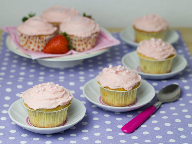 frisch gebackene Cupcakes mit Rhabarber